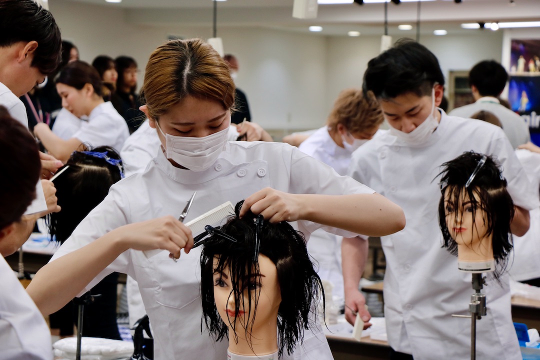 美容科2年 卒業認定実技試験が行われました 関西で美容の専門学校をお探しならyic京都ビューティ専門学校
